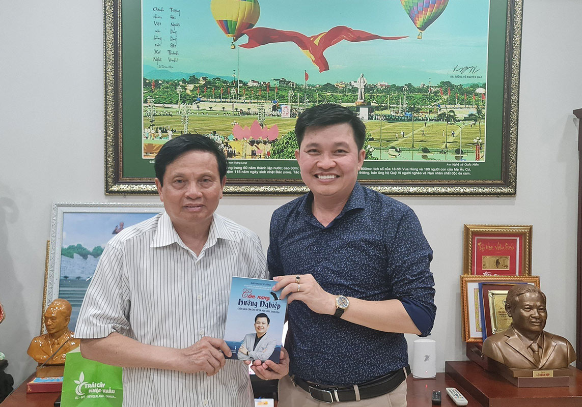 Tặng sách Nguyên UVTW Đảng - Nguyên Bộ trưởng Bộ thông tin truyền thông Ts.Lê Doãn Hợp